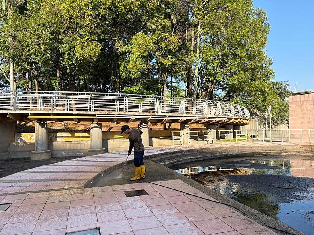 Wetland park boardwalk cleaning