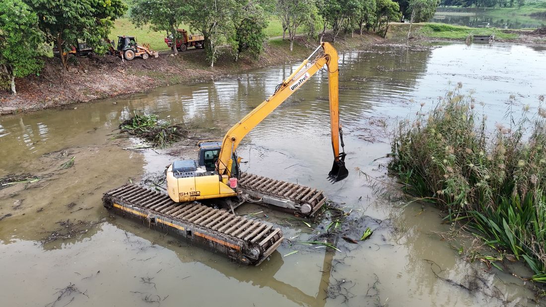 Amphibious excavator wetland clearing